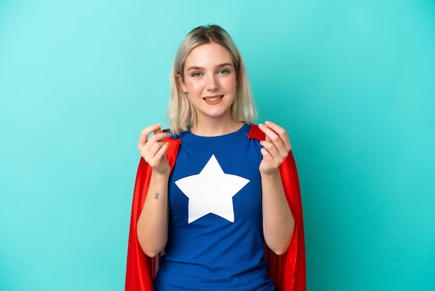 Femme caucasienne de super héros isolée sur fond bleu faisant un geste d'argent