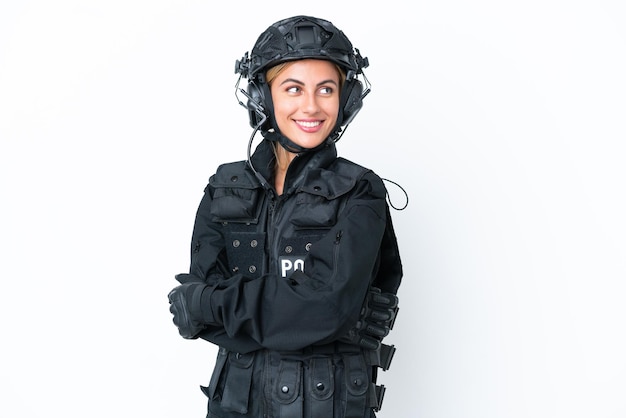 Femme caucasienne SWAT isolée sur fond blanc avec les bras croisés et heureuse