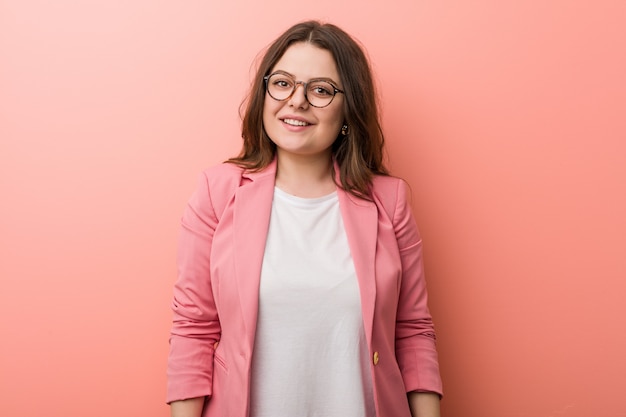 Femme Caucasienne De Taille Plus Jeune Entreprise Heureuse, Souriante Et Gaie.