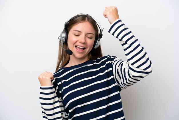 Femme caucasienne de télévendeur travaillant avec un casque isolé sur fond blanc célébrant une victoire