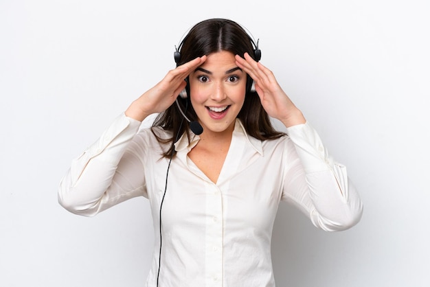 Femme caucasienne de télévendeur travaillant avec un casque isolé sur fond blanc avec une expression de surprise