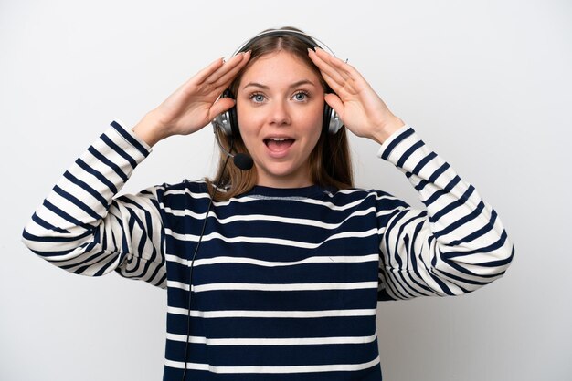 Femme caucasienne de télévendeur travaillant avec un casque isolé sur fond blanc avec une expression de surprise