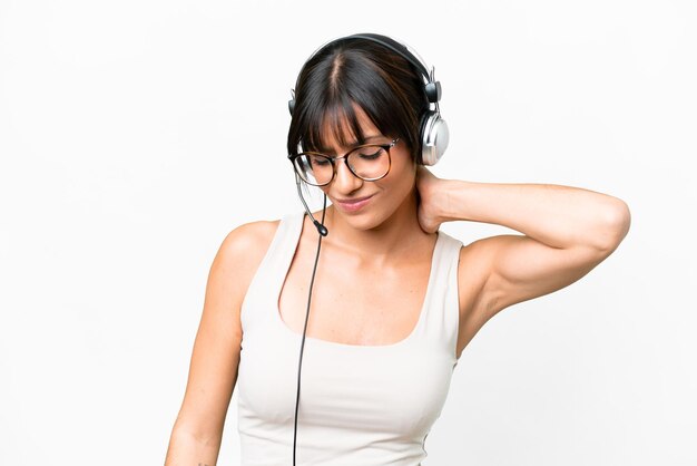 Une femme caucasienne travaillant avec un casque sur un fond isolé avec des douleurs au cou