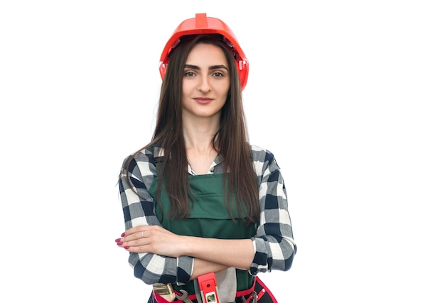 Femme en ceinture à outils et combinaison isolée sur blanc