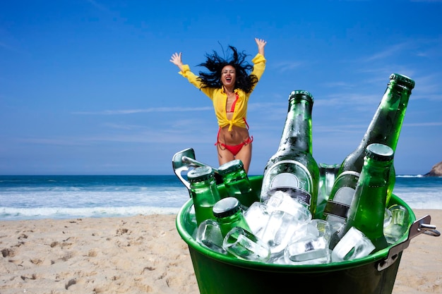 Femme célébrant le but de boire de la bière