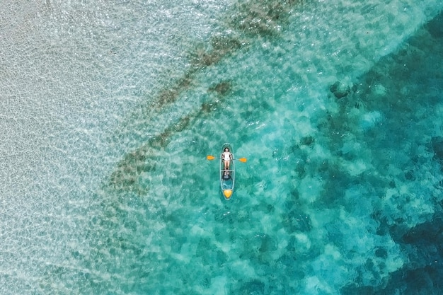 Photo femme célibataire faisant du kayak au milieu de la mer en profitant de la vue sur la mer bleue à la plage photos de voyage et de détente à koh mun nork island thaïlande