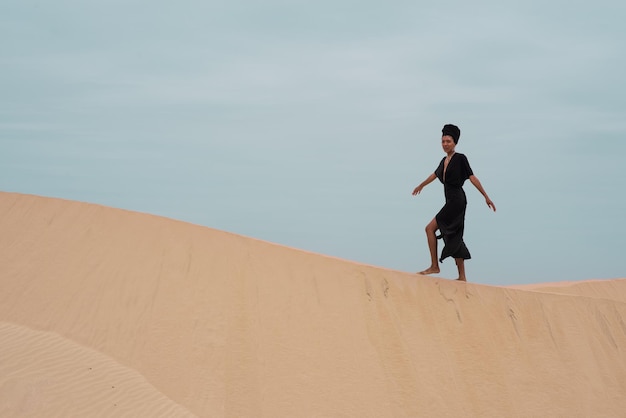 Femme célibataire marchant seule dune dans la nature