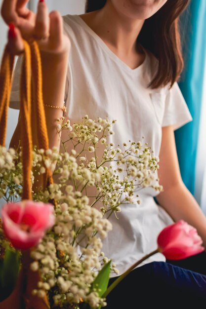 Femme célibataire tenant des fleurs blanches