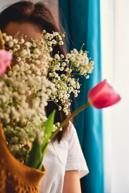 Femme célibataire tenant des fleurs blanches