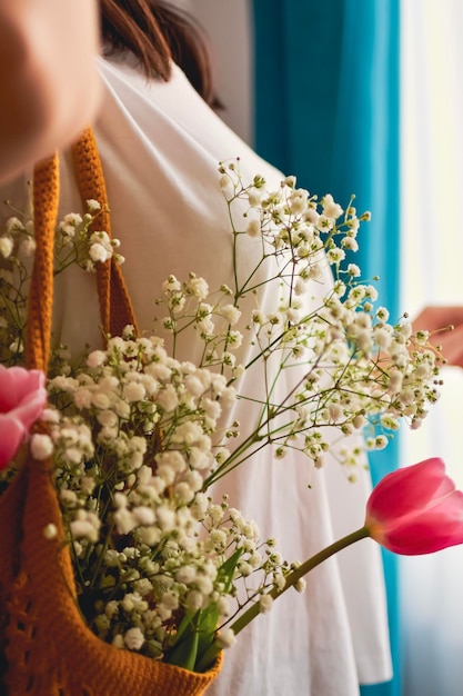 Femme célibataire tenant des fleurs blanches