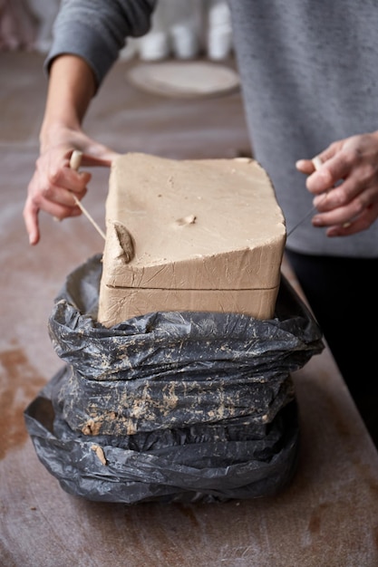 Femme Céramiste Travaillant Dans Un Studio De Poterie Céramistes Mains Sales D'argile Processus De Création De Poterie Maître Céramiste Travaille Dans Son Studio