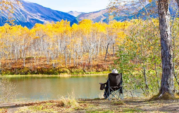 femme en chaise pour camping