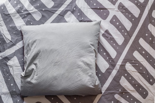 Photo une femme de chambre avec un simple motif d'oreiller abstrait sur le dessus