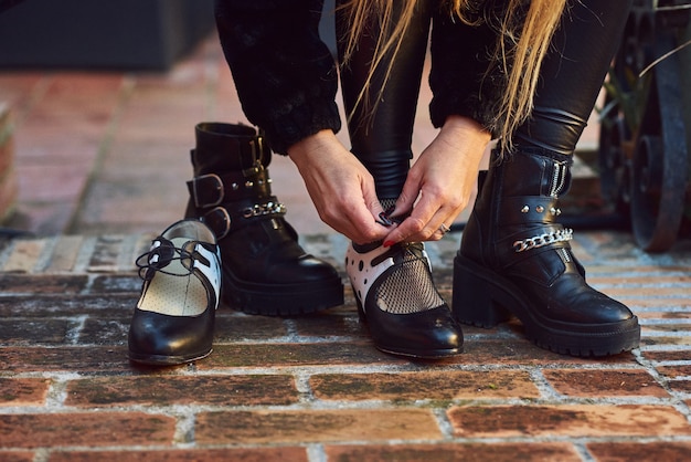 Femme changer de chaussures