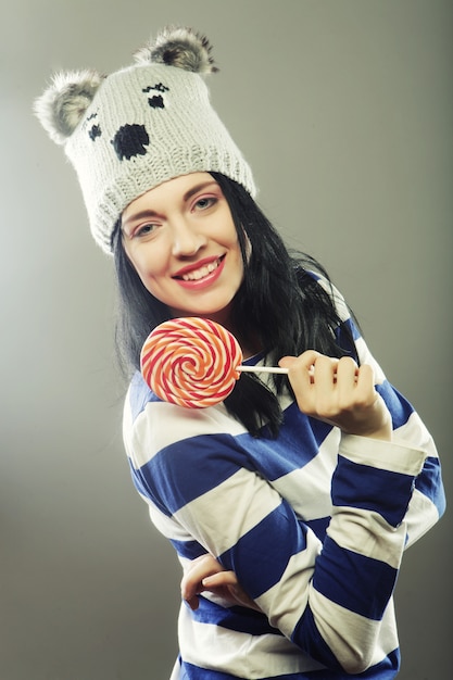 Femme, à, chapeau hiver, tenue, grande sucette