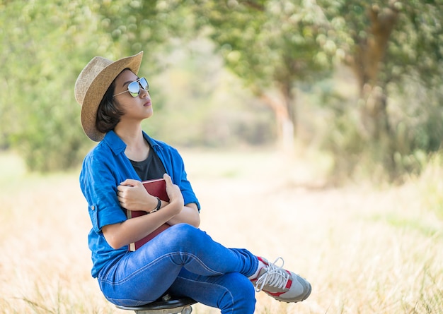 Femme, chapeau, lecture, livre, chaise