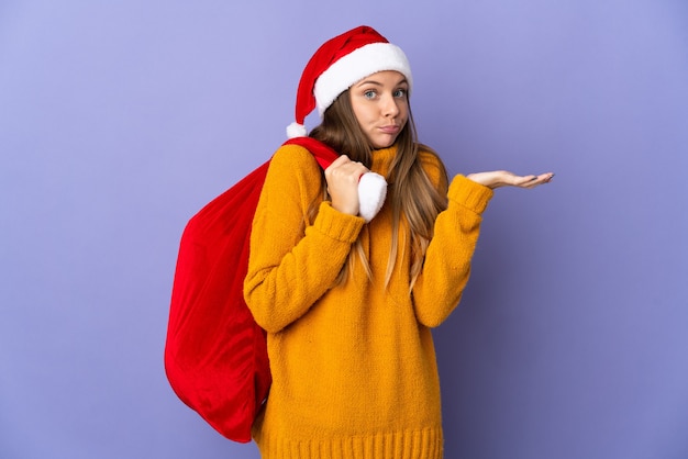 femme avec chapeau de noël et sac de santa