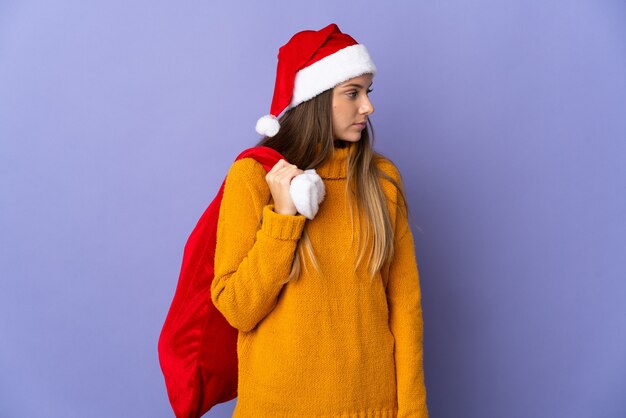 femme avec chapeau de noël et sac de santa