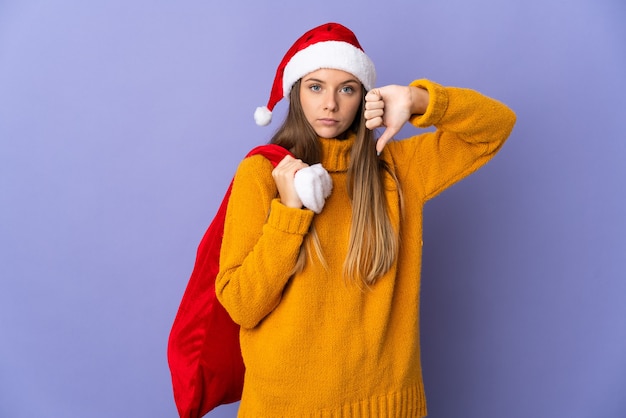 femme avec chapeau de noël et sac de santa