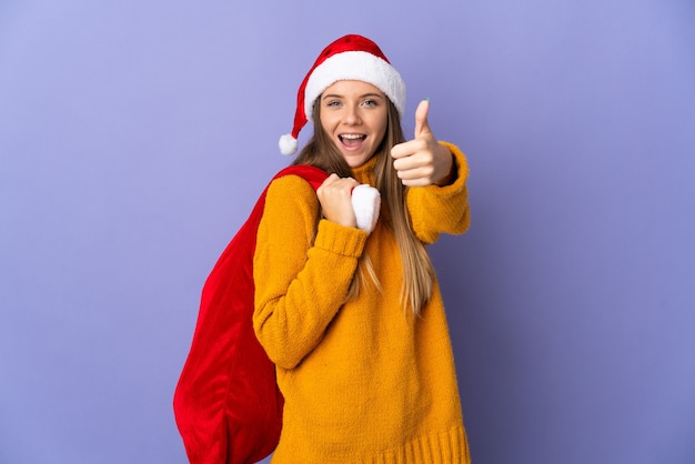 femme avec chapeau de noël et sac de santa