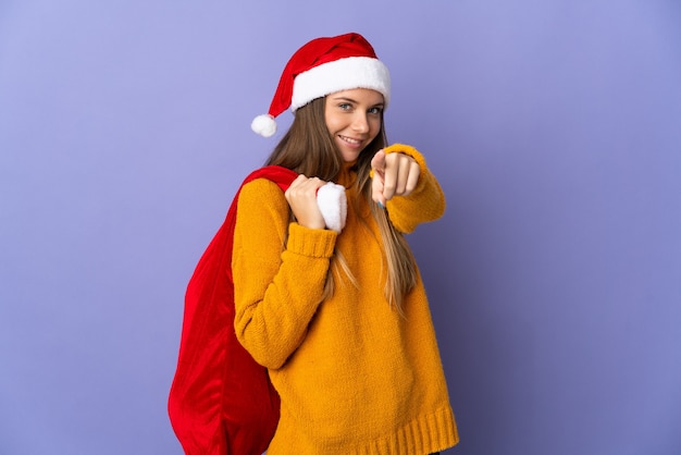 femme avec chapeau de noël et sac de santa