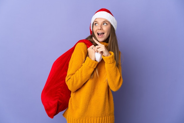 femme avec chapeau de noël et sac de santa