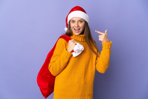 femme avec chapeau de noël et sac de santa