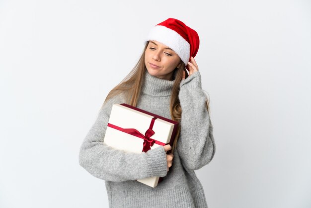 femme, à, chapeau noël, tenue, cadeaux