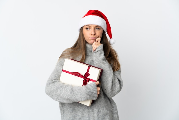 femme, à, chapeau noël, tenue, cadeaux