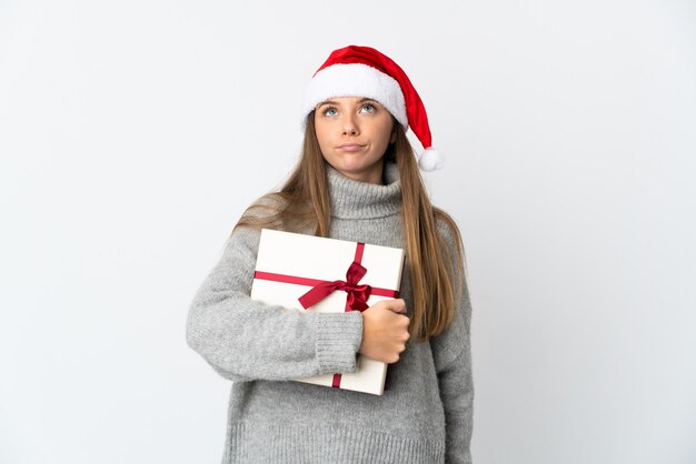 femme, à, chapeau noël, tenue, cadeaux