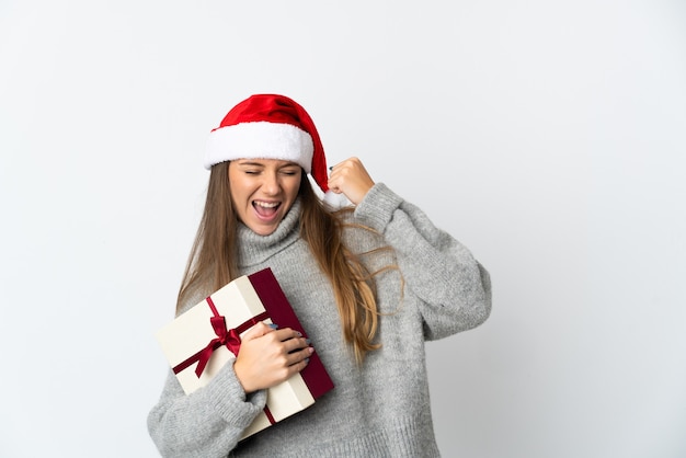 femme, à, chapeau noël, tenue, cadeaux