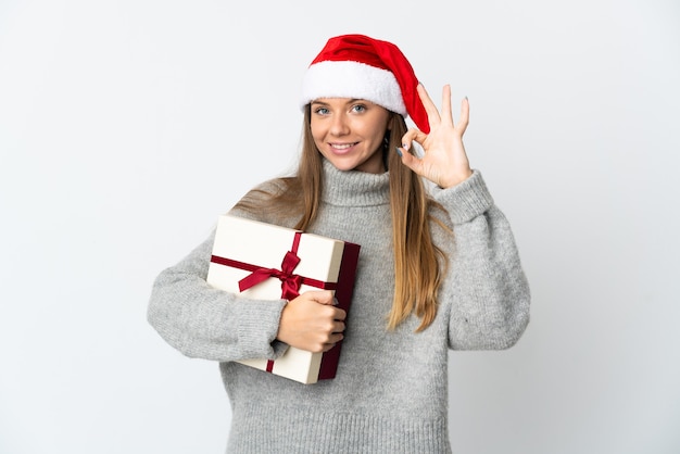 femme, à, chapeau noël, tenue, cadeaux