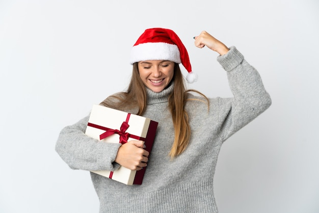 femme, à, chapeau noël, tenue, cadeaux