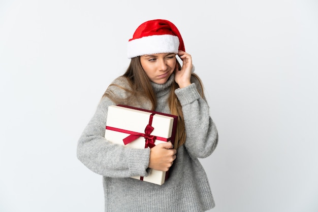 femme, à, chapeau noël, tenue, cadeaux