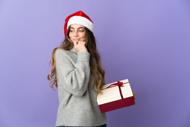 femme, à, chapeau noël, tenue, cadeaux