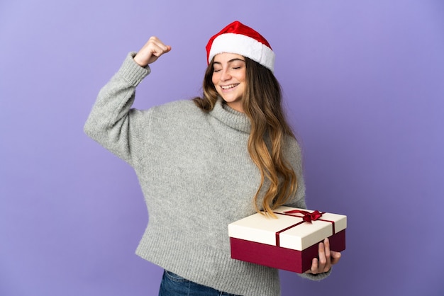 femme, à, chapeau noël, tenue, cadeaux