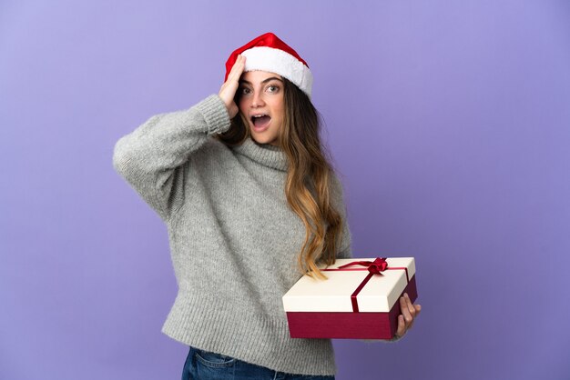 femme, à, chapeau noël, tenue, cadeaux