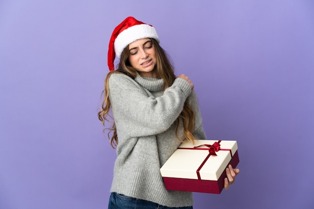 femme, à, chapeau noël, tenue, cadeaux