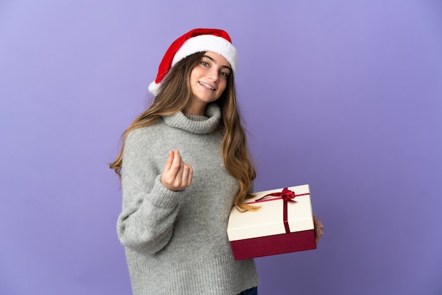 femme, à, chapeau noël, tenue, cadeaux