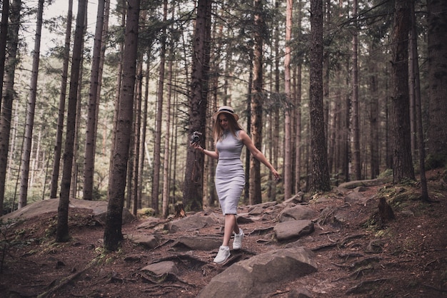 Femme avec un chapeau de plaisancier sur la nature