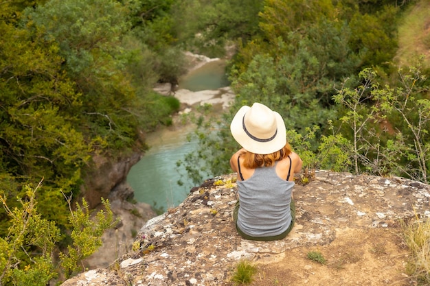 Une femme avec un chapeau profitant du calme de la nature dans les Pyrénées Panticosa