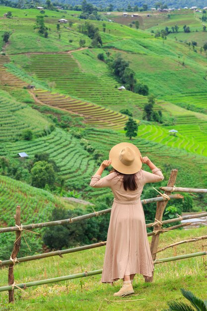 Femme avec chapeau et regardant la montagne, Pa bong peang, Mae jam, Chiang Mai, Thaïlande