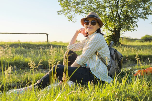 Femme, chapeau, sac à dos, séance, herbe, apprécier, été, nature