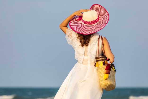 Femme, chapeau, tenue, sac, plage