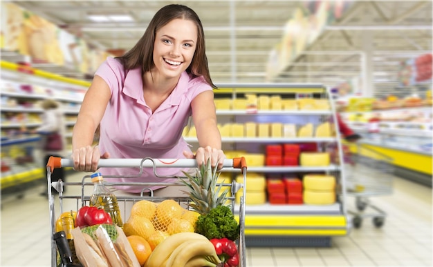 femme, à, chariot, achats, dans, supermarché