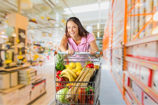 femme, à, chariot, achats, dans, supermarché