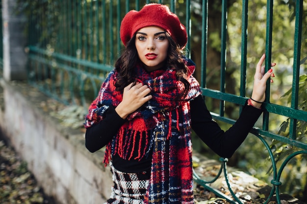 Femme charmante en béret rouge