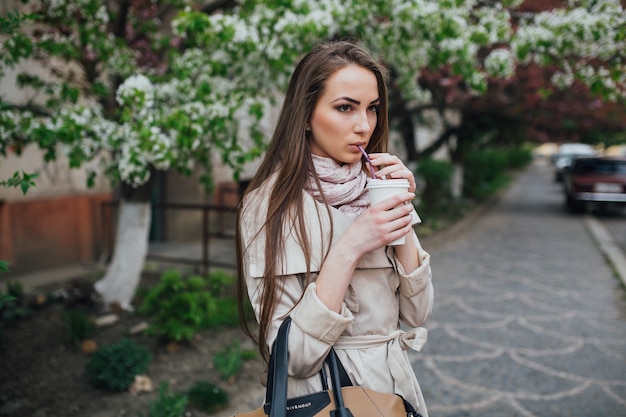 Femme charmante avec milkshake