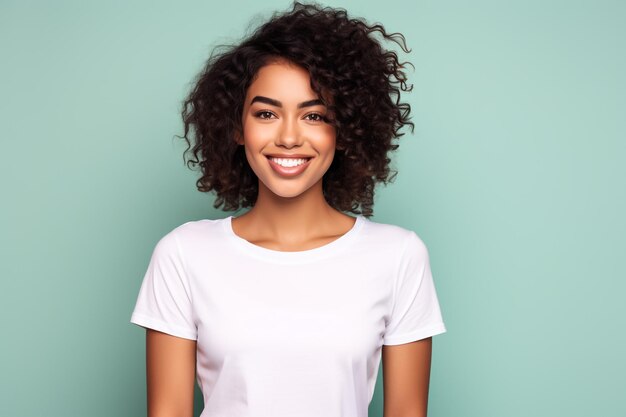 Photo une femme charmante en t-shirt élégant sourit et montre des signes de paix