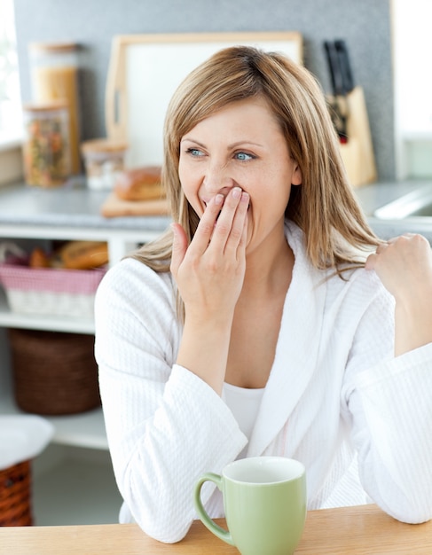 Femme charmante avec une tasse